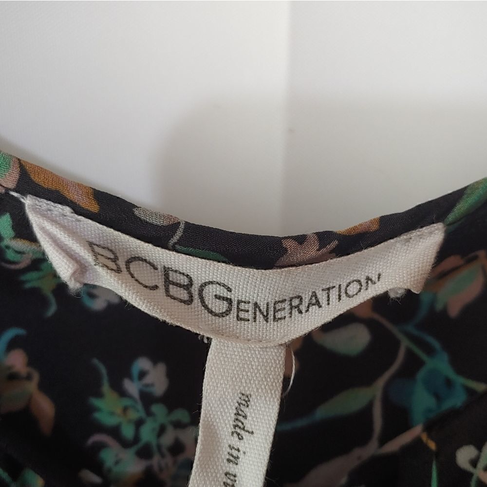 BCBGeneration Floral Keyhole Ruffled Top Small Bell Sleeve NWOT - Picture 5 of 6